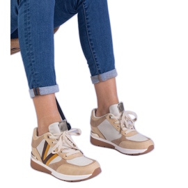 Adidașii de femei maro pe o pană ascunsă Adidașii de femei maro pe o pană ascunsă
