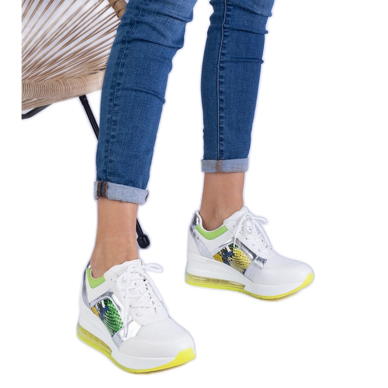 Adidași sportivi albi cu un accesoriu colorat