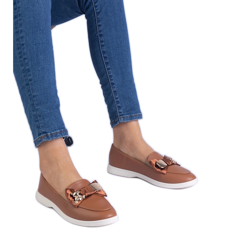 Plăcile maro decorate cu un arc și un ursuleț de aur auriu