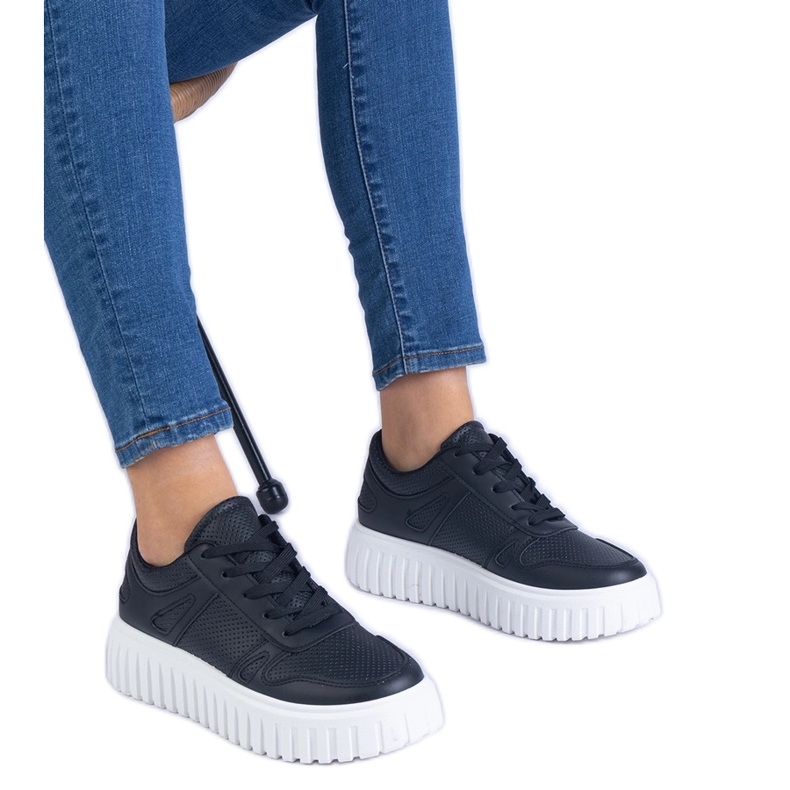 Adidași negri deschisi pe o talpă masivă negru Adidași negri deschisi pe o talpă masivă negru