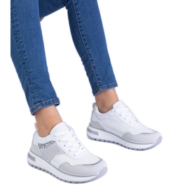 Adidași albi decorați cu sclipici și zirconi