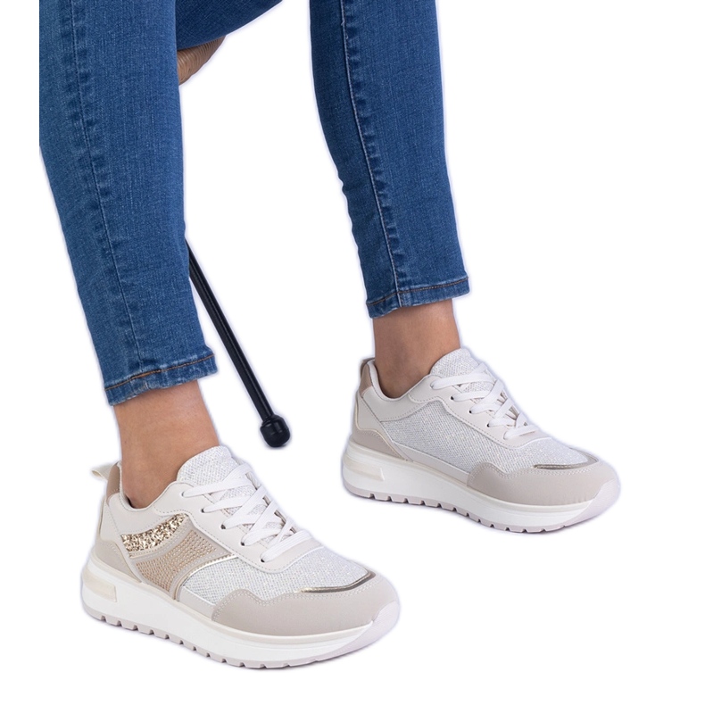 Adidaje bej decorate cu sclipici și zircoane Adidaje bej decorate cu sclipici și zircoane