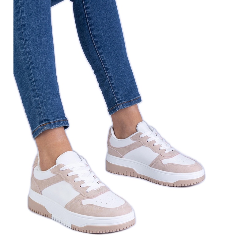 Adidași maro pe o talpă groasă Adidași maro pe o talpă groasă