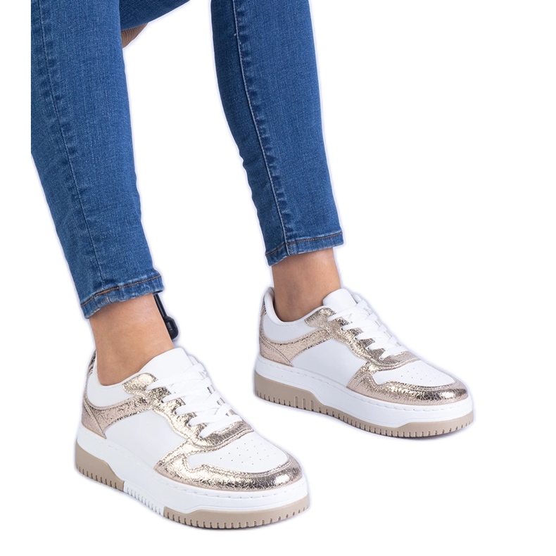 Adidași de aur pe o talpă groasă