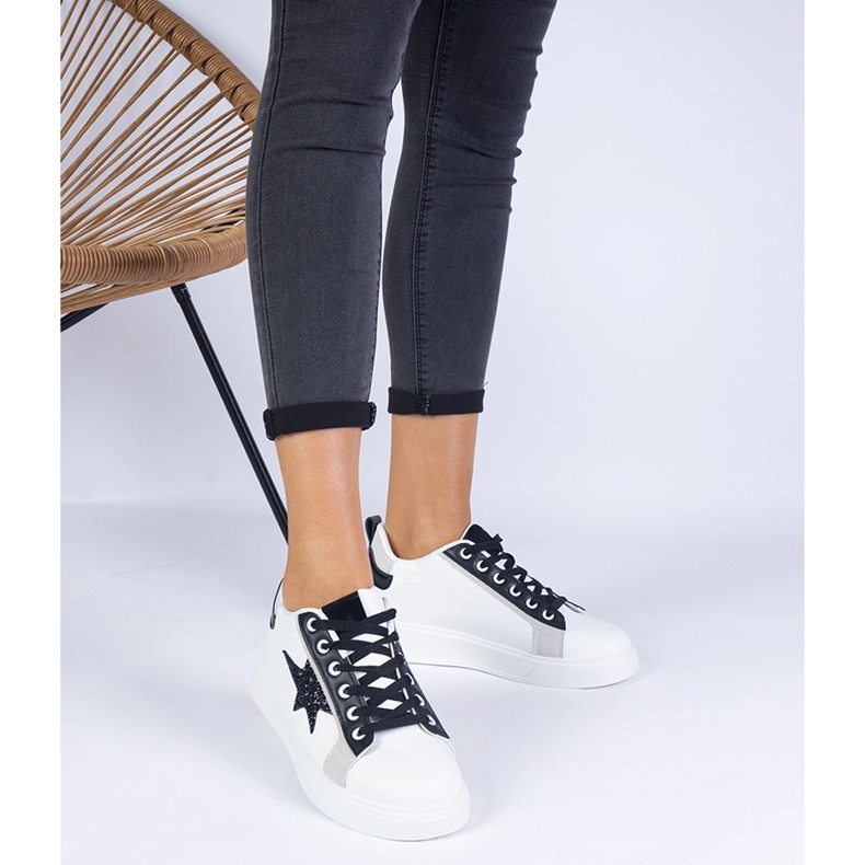 Adidași albi decorați cu o stea cu sclipici