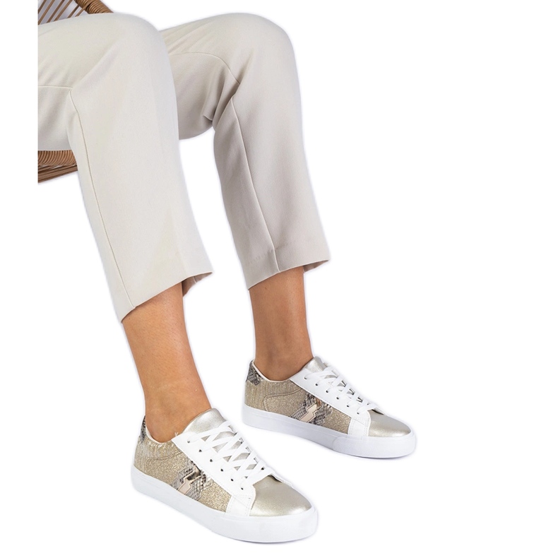 Adidași aurii cu un motiv de animal decorat cu sclipici de aur