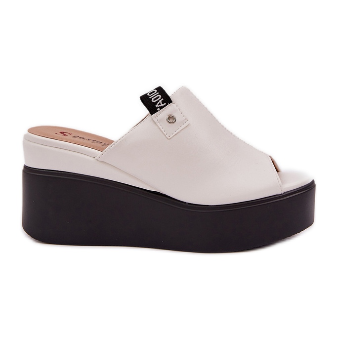 Papuci pe platformă și o pană de piele albă eco