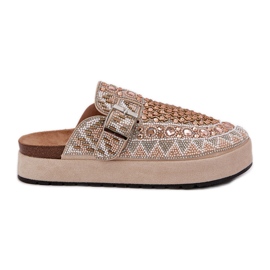 Flip -flops decorat pe platforma bej