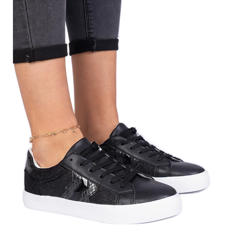 Adidași negri cu un motiv de animal decorat cu sclipici negru