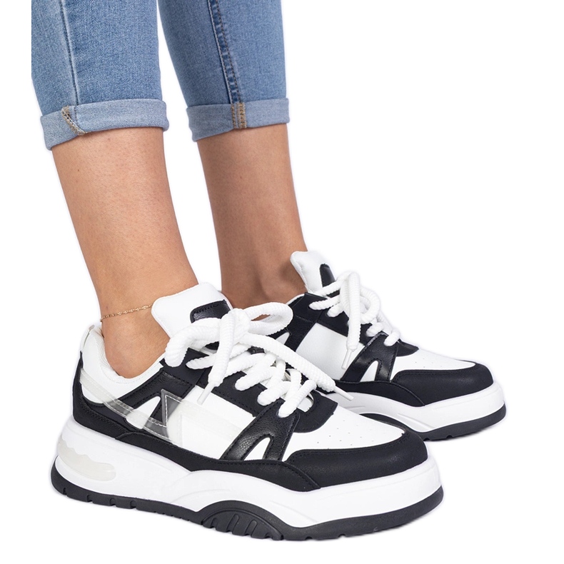 Adidași alb -negru cu șireturi groase