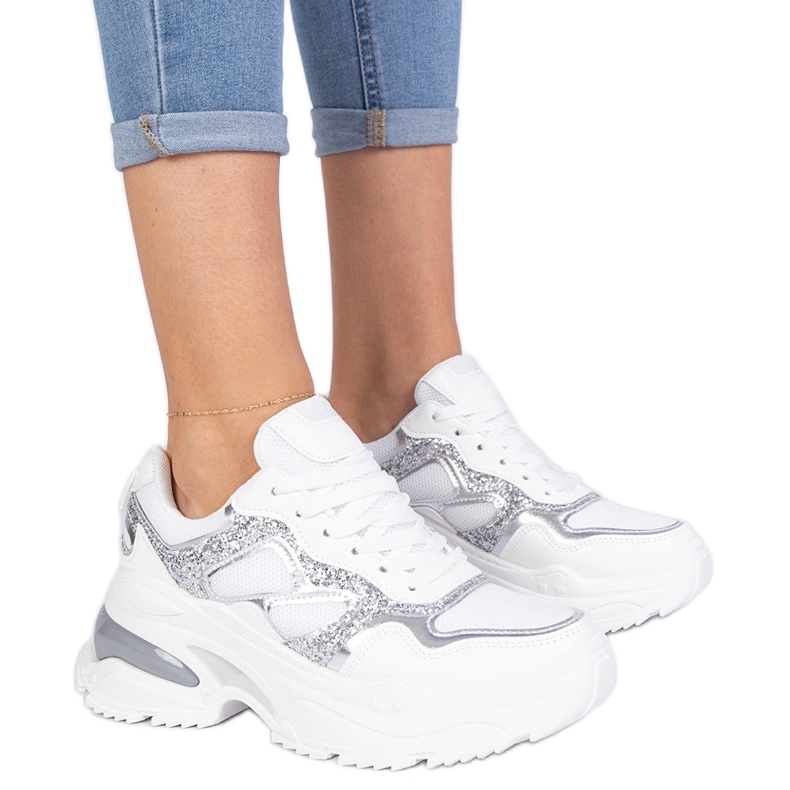 Adidatoarele albe pentru femei decorate cu sclipici