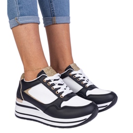 Adidași negri decorați cu sclipici și o inserție metalică negru Adidași negri decorați cu sclipici și o inserție metalică negru