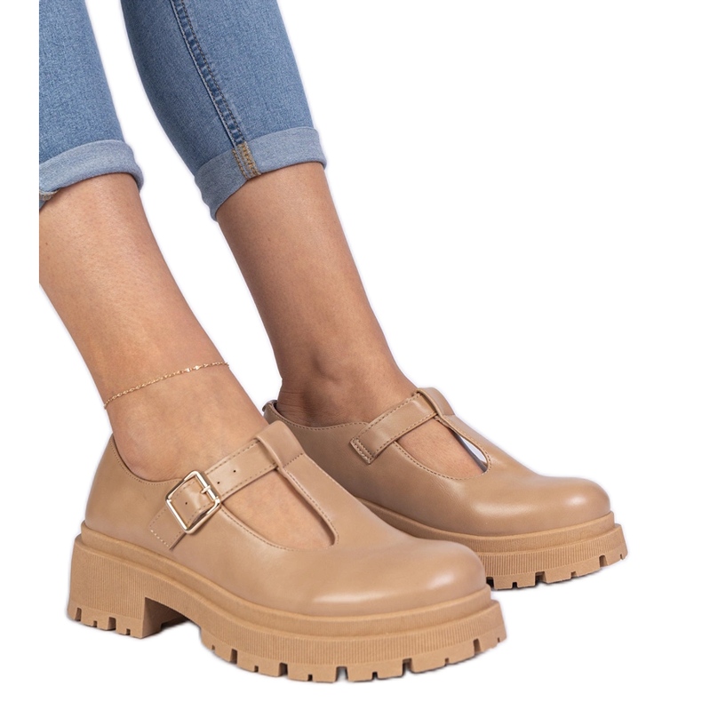 Pantofi maro pe platforma eco -lider