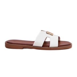 Flip -flops cu decupaje și un decor alb