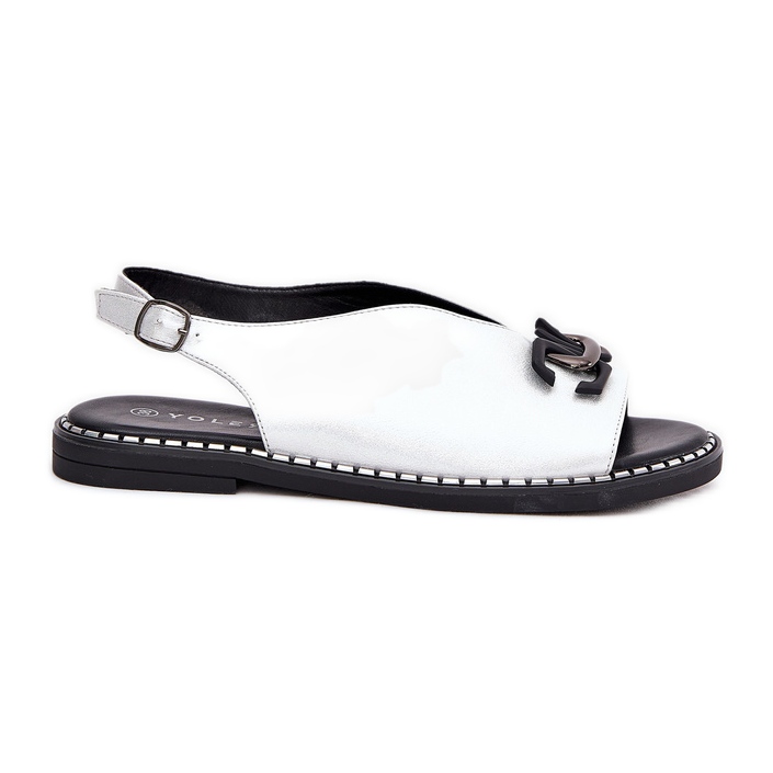 Sandale cu lac plat cu o piele de argint cu ornament eco