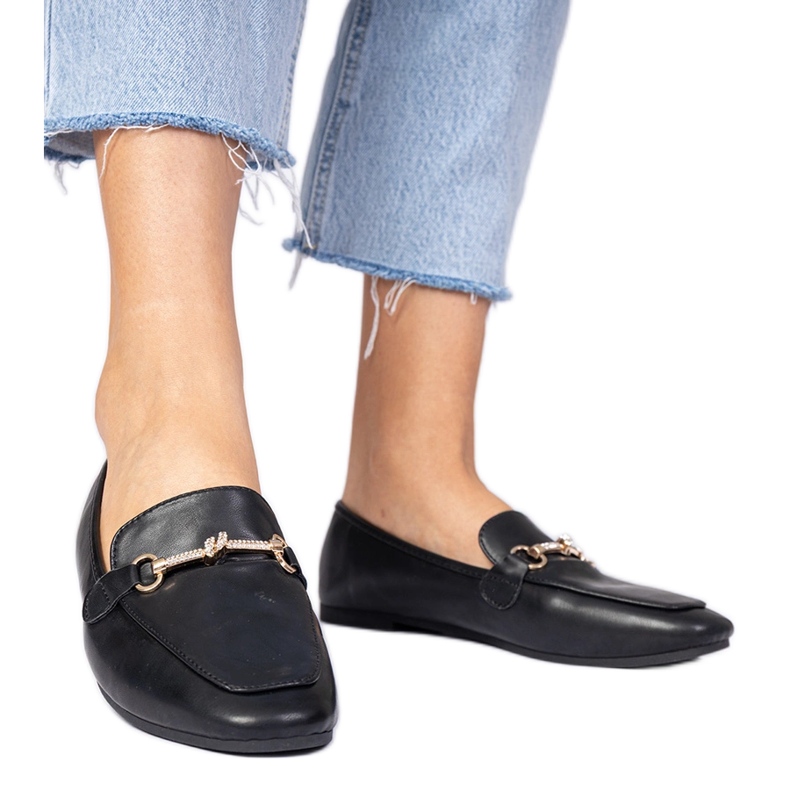 Plăceri negri cu un decor auriu și zircon negru