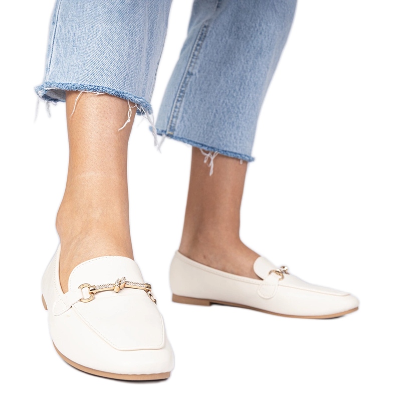 Plăcile elegante bej cu un decor de aur și zircoane