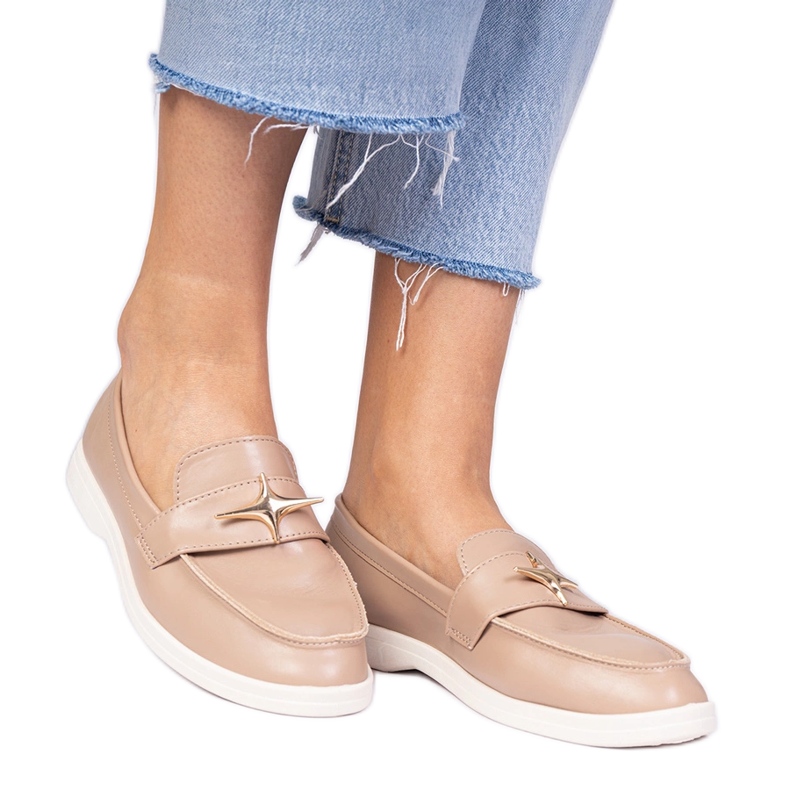 Plăcile pentru femei întunecate cu o decorare de aur bej