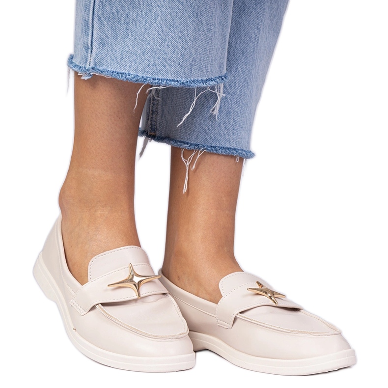 Plăcile pentru femei bej cu o decorare de aur