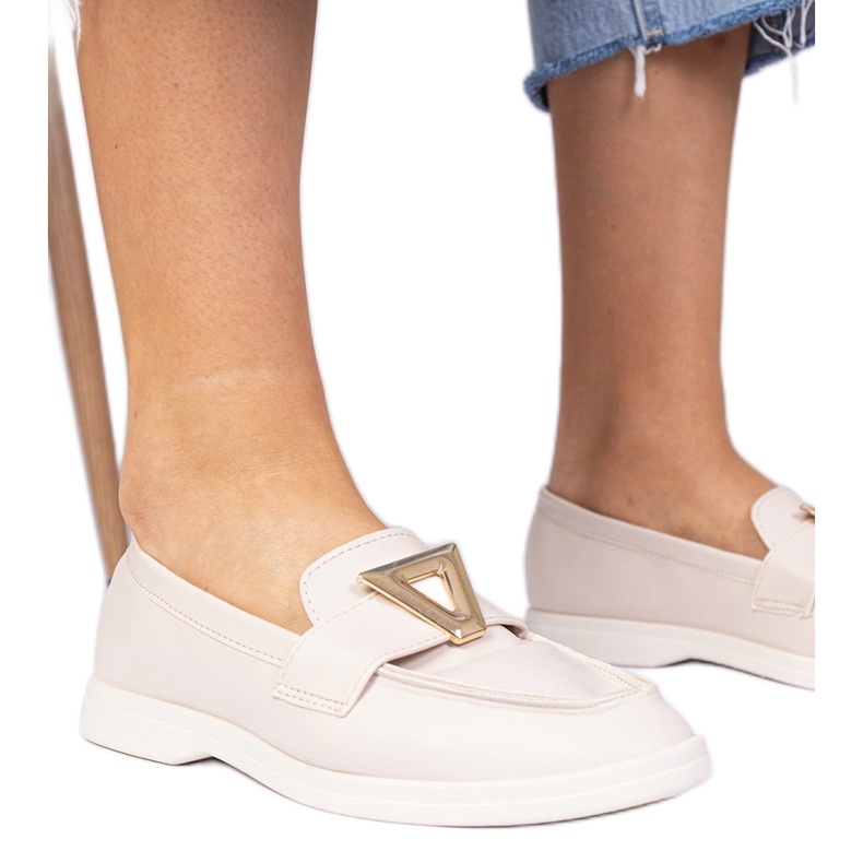 Plăcile pentru femei bej cu o decorare elegantă