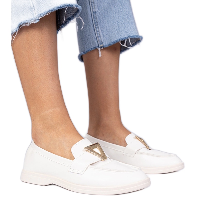 Plăcile de femei albe cu o decorare elegantă