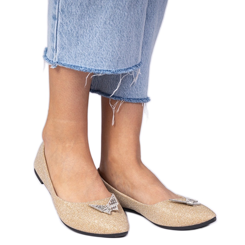 Balerine cu sclipici de aur cu un fluture