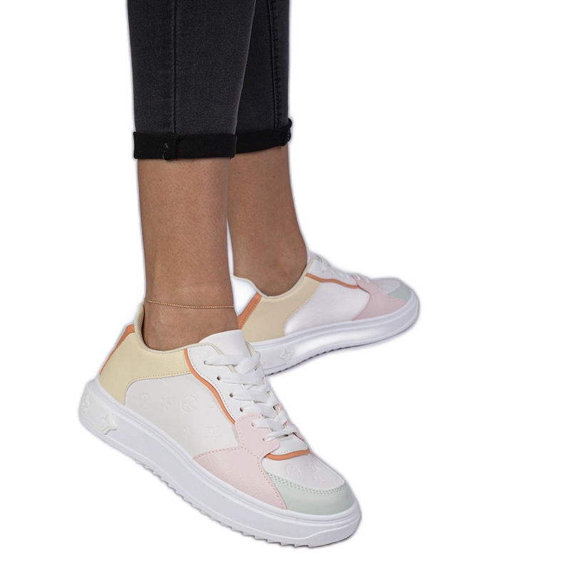 Adidași sportivi albi și galbeni de la eco-piele Adidași sportivi albi și galbeni de la eco-piele