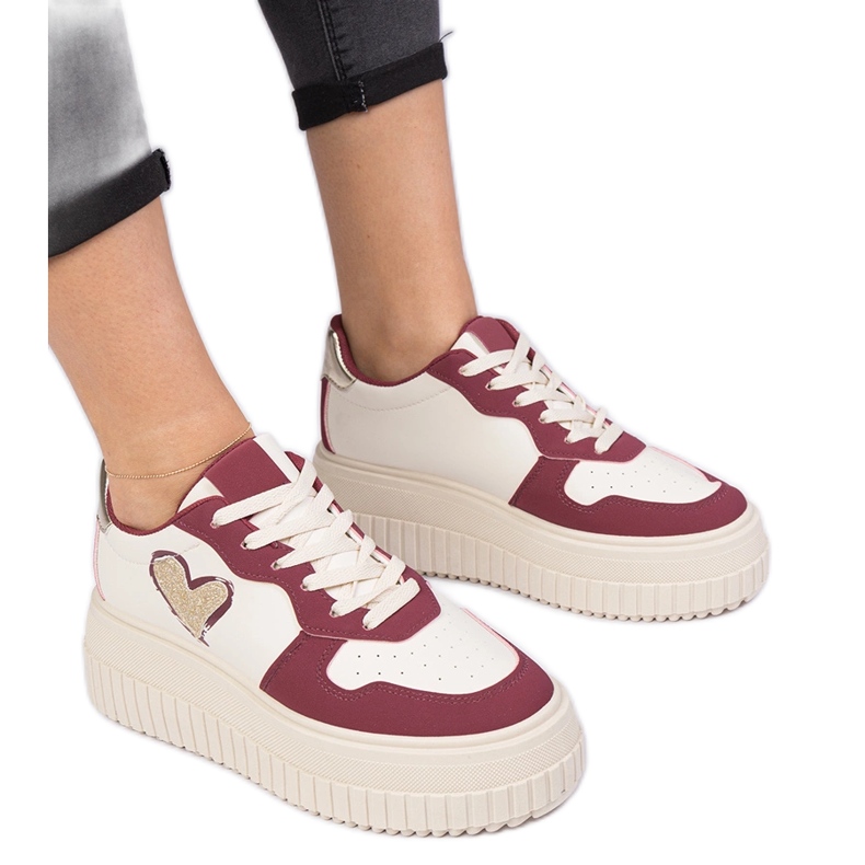 Adidași pentru femei din Burgundia cu o inimă de brocart roșu