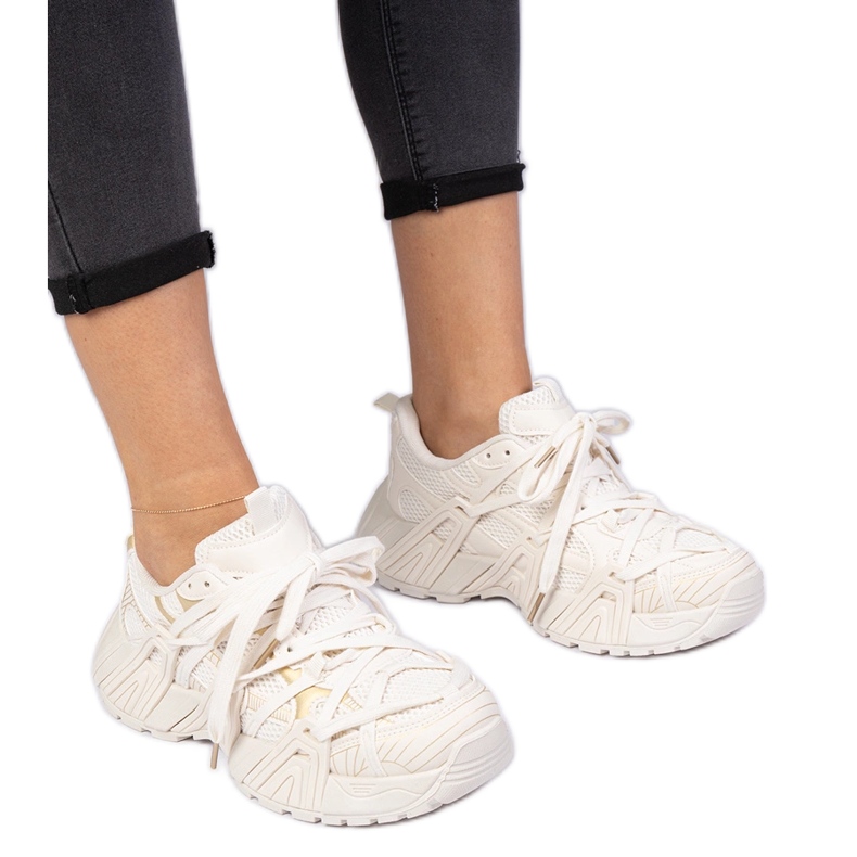 Adidași bej cu talpă masivă