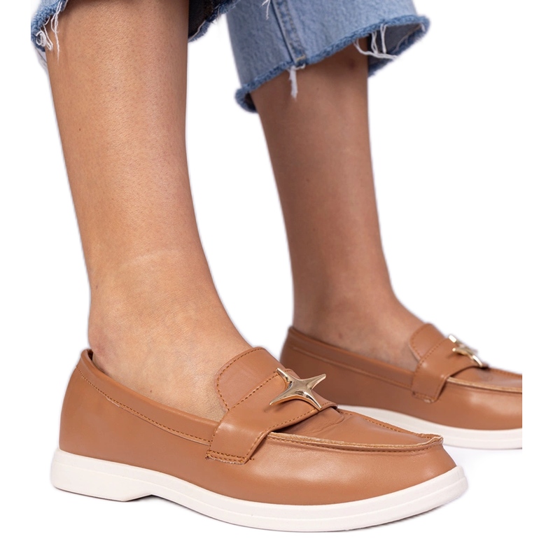 Plăcile de femei maro cu un decor auriu Plăcile de femei maro cu un decor auriu