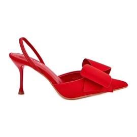 Tocuri înalte cu tocuri goale și un arc roșu roşu