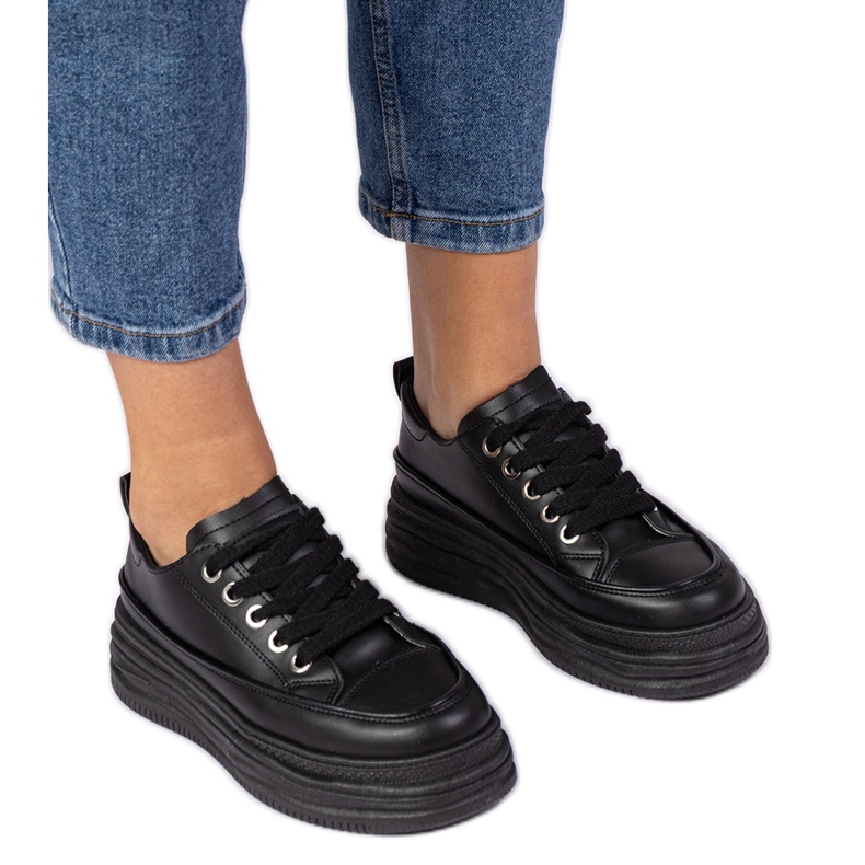 Adidași de femei negre pe o talpă mare negru