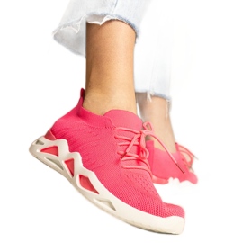 Adidașii de femei roz cu un superior de șosetă Adidașii de femei roz cu un superior de șosetă