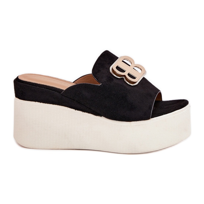 Papuci pe platformă și pene cu un decor negru