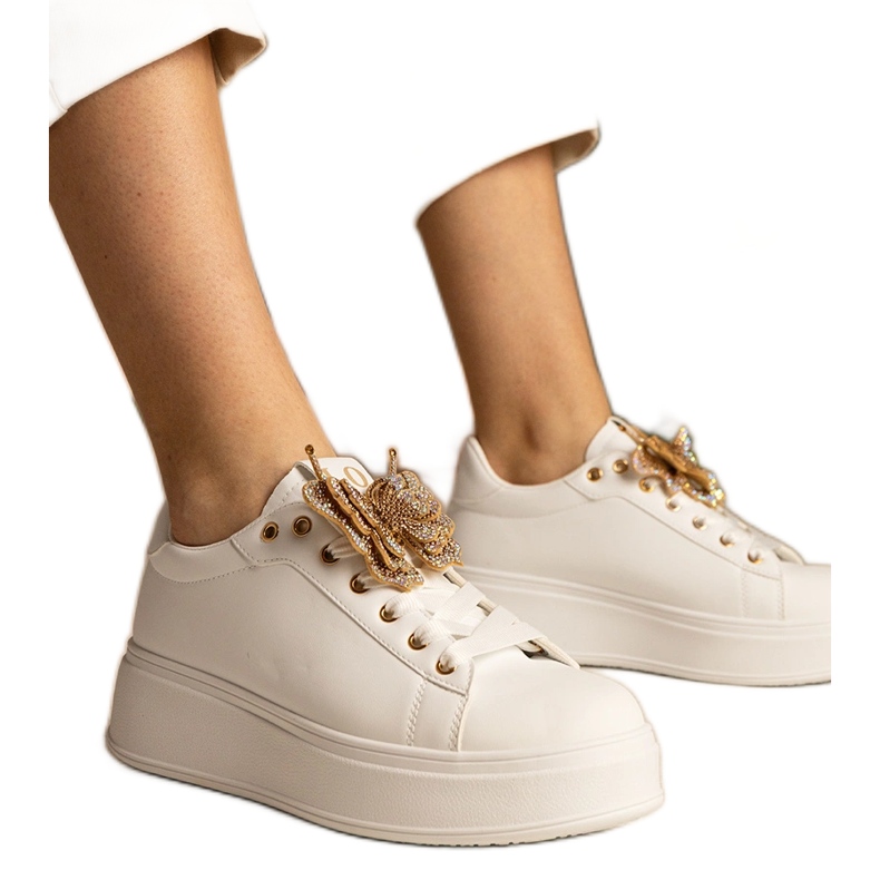 Adidași albi decorați cu un fluture cu zirconi