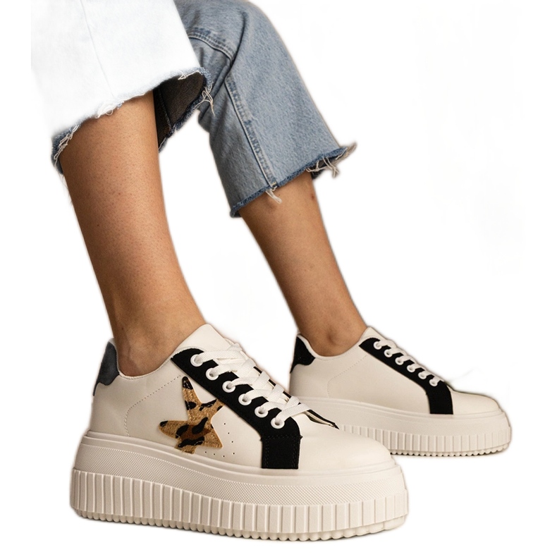 Adidaje alb -negru decorate cu sclipici și stea