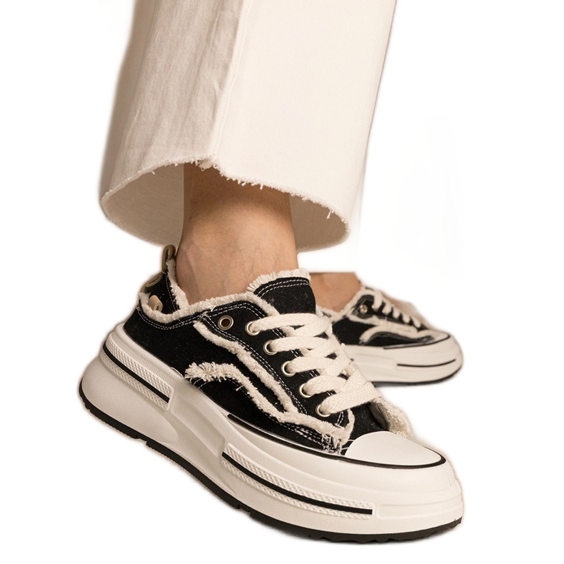 Adidași de femei negre pe o talpă mare negru