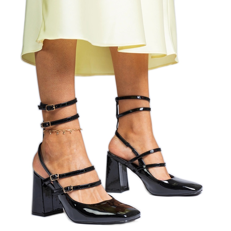 Sandale negre lăcuite pe postare negru