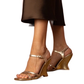 Sandale pentru femei de aur pe pană Sandale pentru femei de aur pe pană