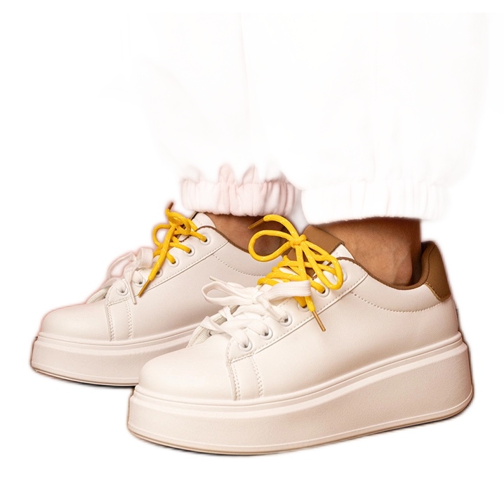 Adidași sportivi alb-maro pe platformă