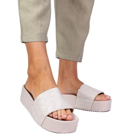 Flip -flops apăsând bej