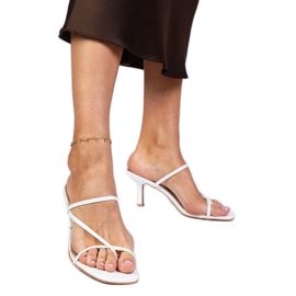 Flip -flops elegant alb pe un călcâi înalt