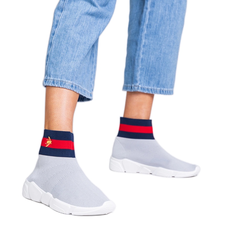 Adidași sportivi gri cu un șoset superior Adidași sportivi gri cu un șoset superior