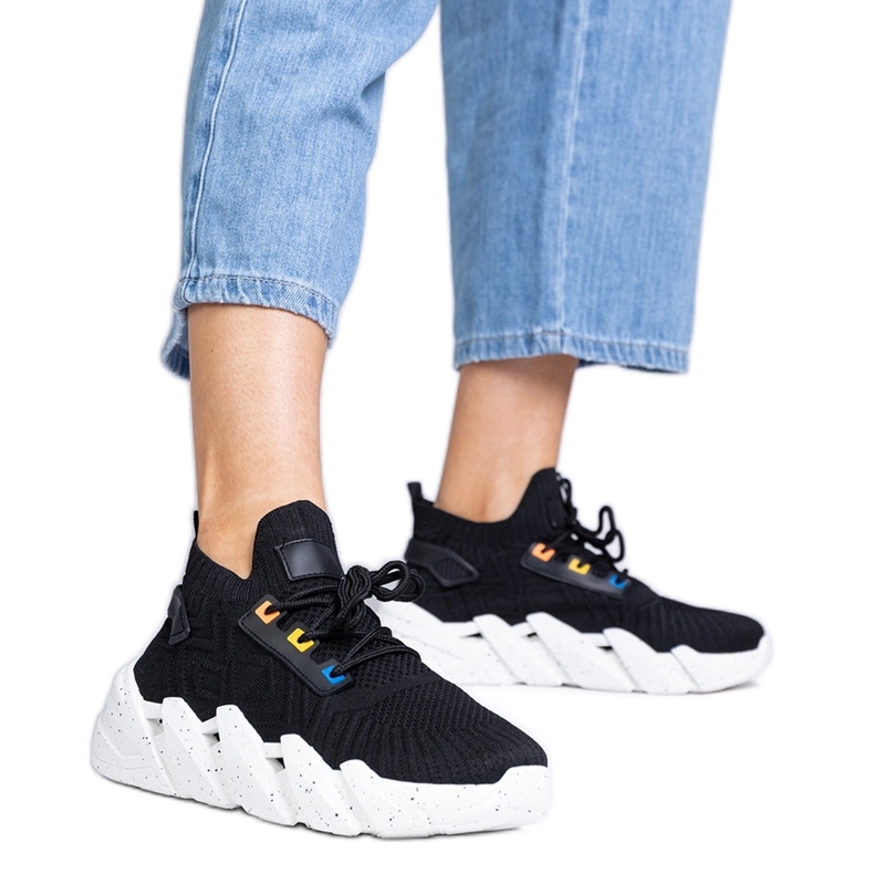 Adidași cu sporturi negre pe o talpă masivă negru