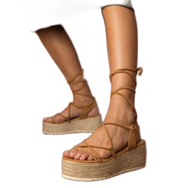 Sandale maro espadrilles pe o platformă înaltă