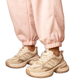Adidași sportivi bej pe o talpă masivă Adidași sportivi bej pe o talpă masivă
