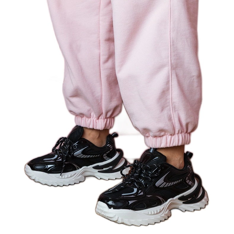 Adidași cu sporturi negre pe o talpă elegantă negru