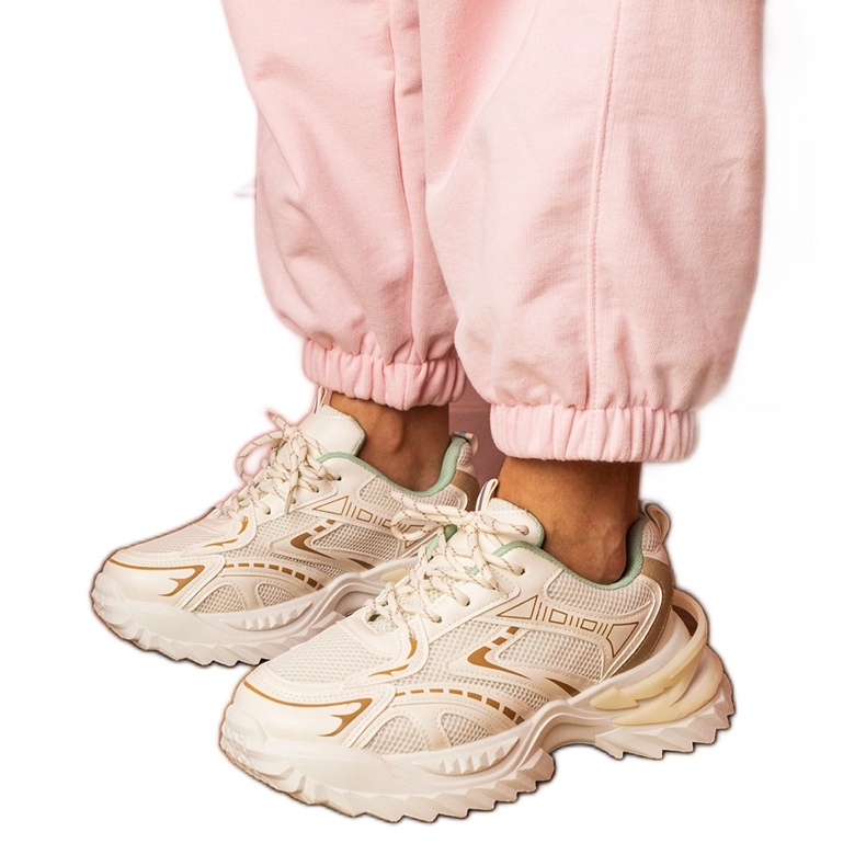 Adidași sportivi bej pe o talpă groasă