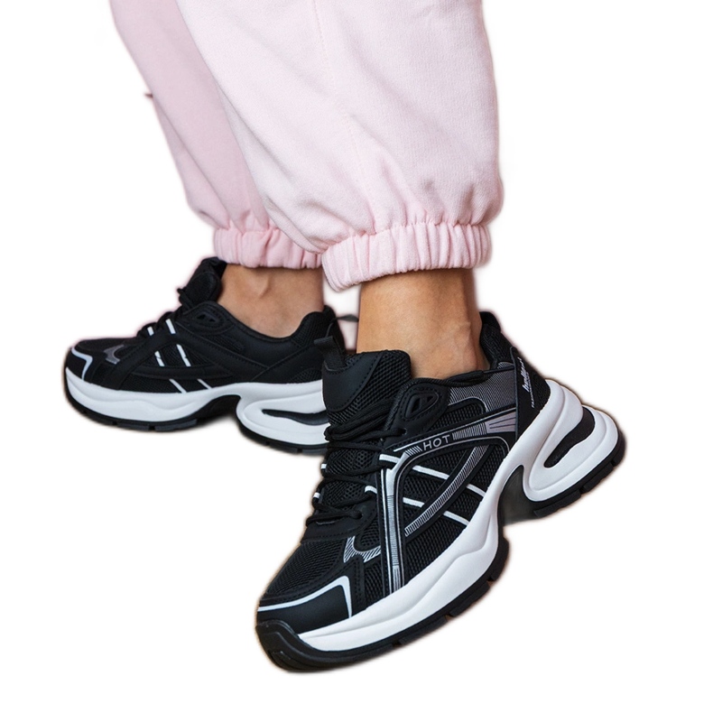 Adidași cu sporturi negre pe o talpă masivă negru