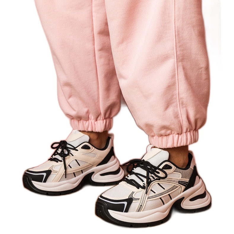 Adidași sportivi albi și albi pe o talpă masivă